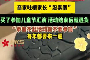 ️亲吻俱乐部队徽！18岁新援前锋罗克首次正式身披巴萨球衣